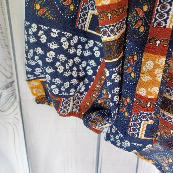 Rue21 paisley lightweight long sleeve shirt - Picture 2 of 10